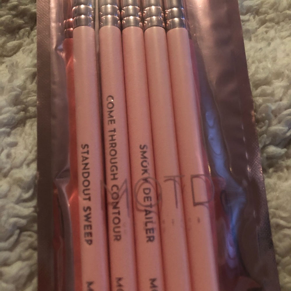 SOLD Professional Motd eyeshadow brushes - Picture 2 of 3